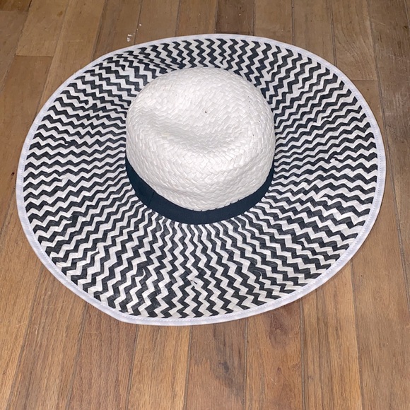 Express Accessories - Express white beachy straw floppy hat